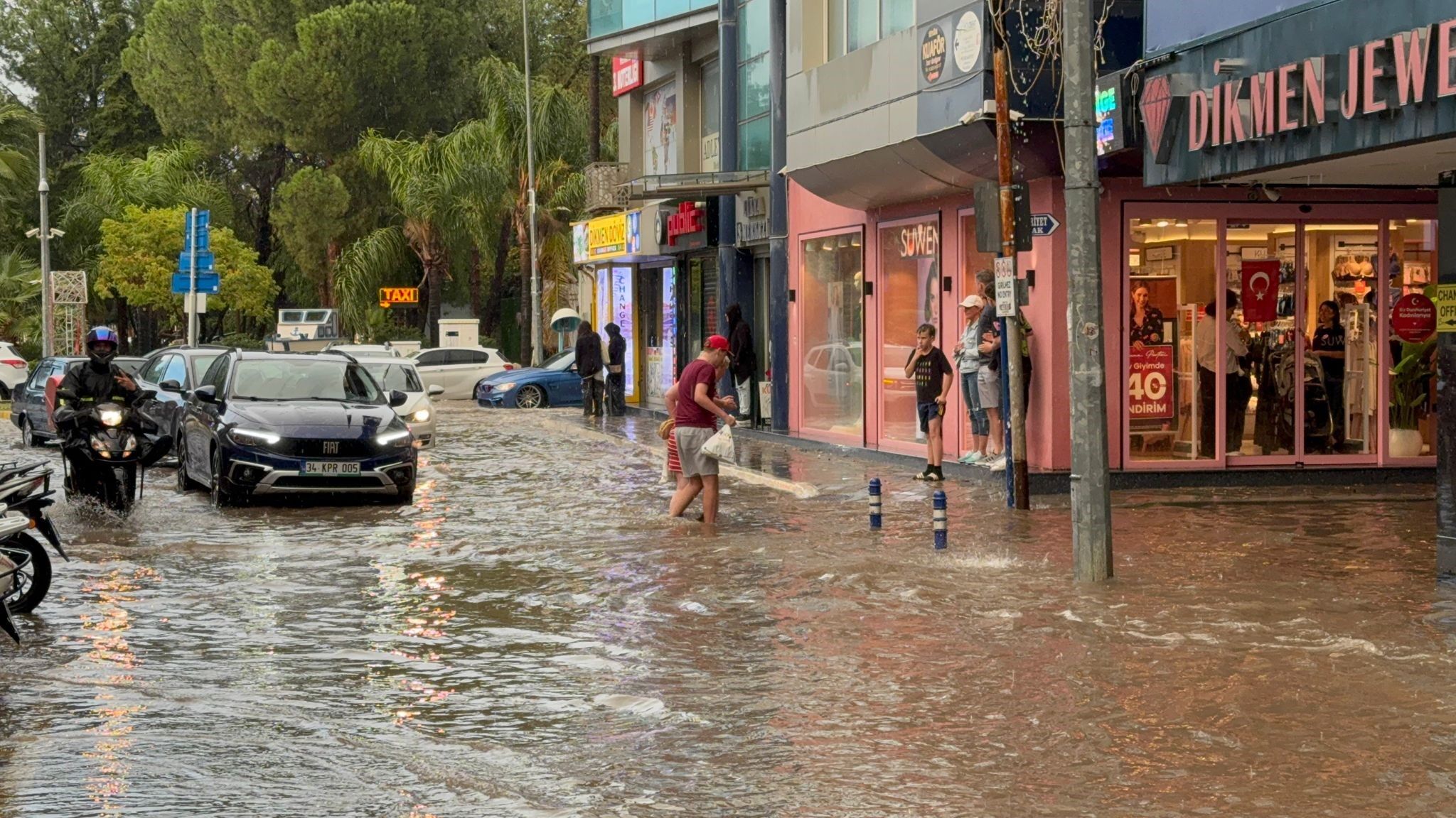 Muğla’da sağanak yağış hayatı felç etti: Yollar göle döndü, evleri su bastı