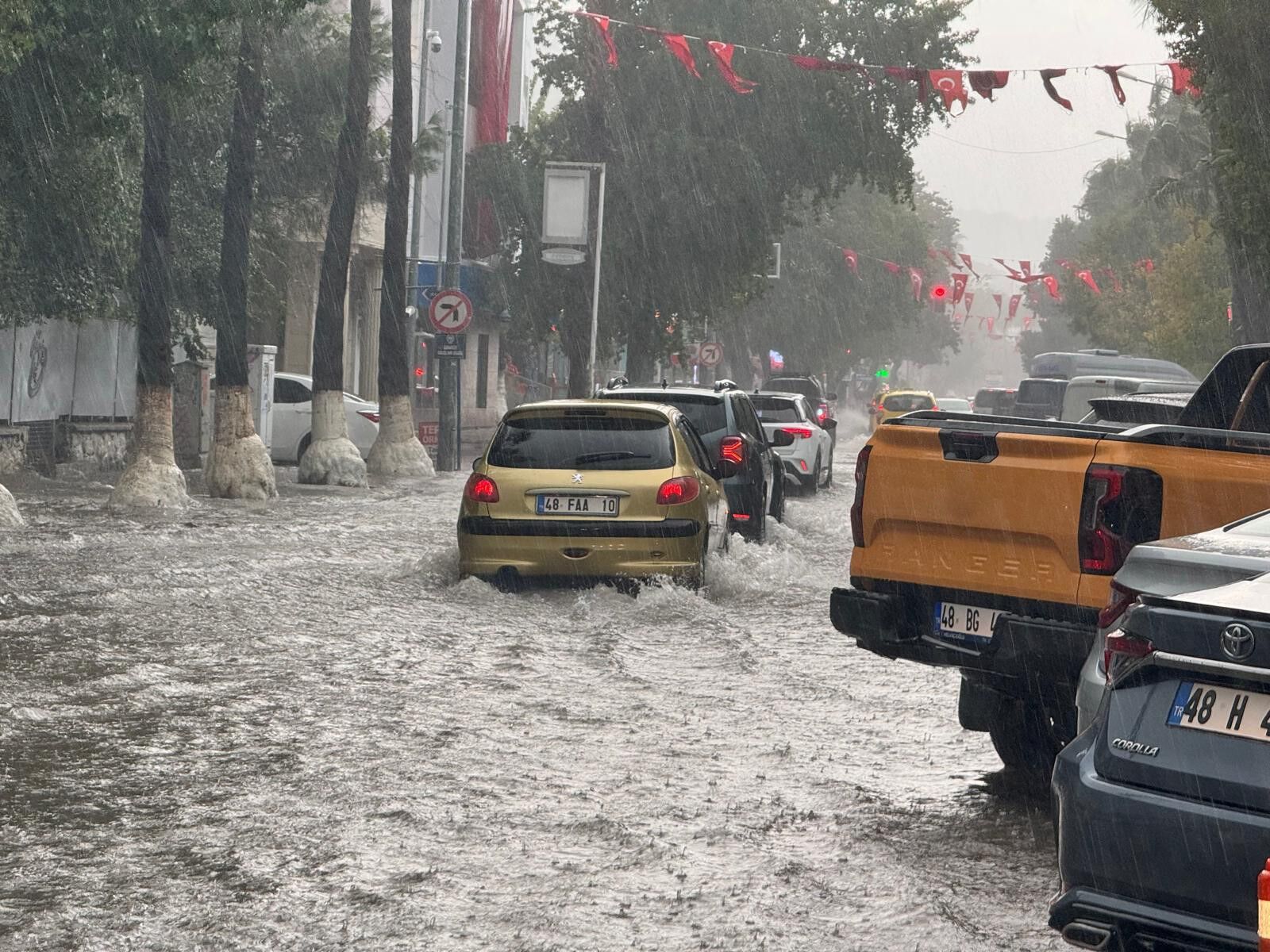 Muğla’da sağanak yağış hayatı felç etti: Yollar göle döndü, evleri su bastı-1