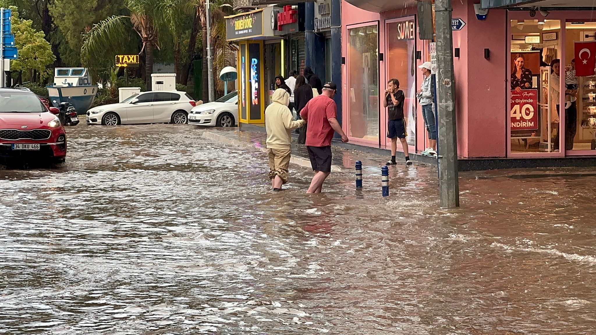 Muğla’da sağanak yağış hayatı felç etti: Yollar göle döndü, evleri su bastı-2