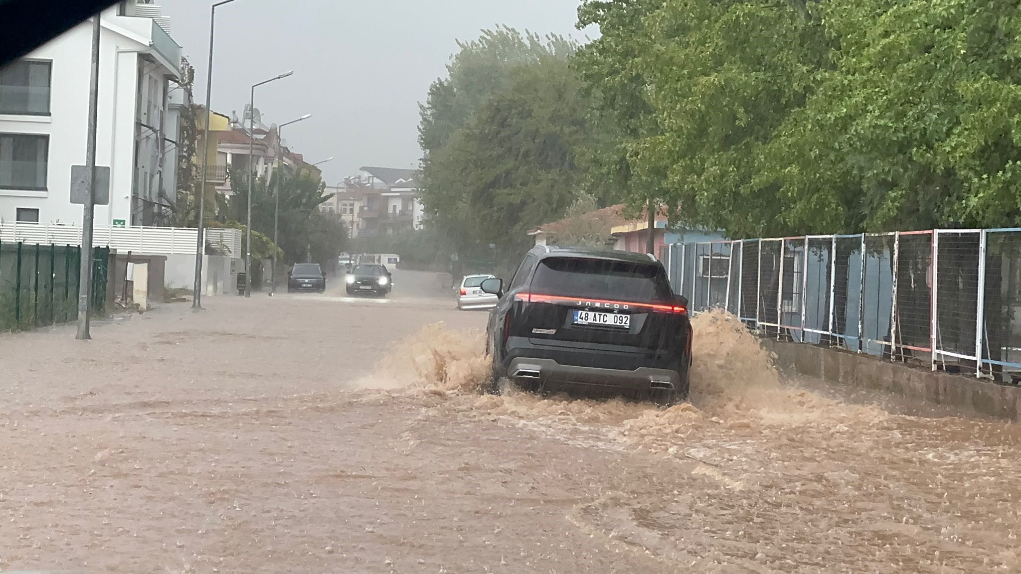 Muğla’da sağanak yağış hayatı felç etti: Yollar göle döndü, evleri su bastı-3