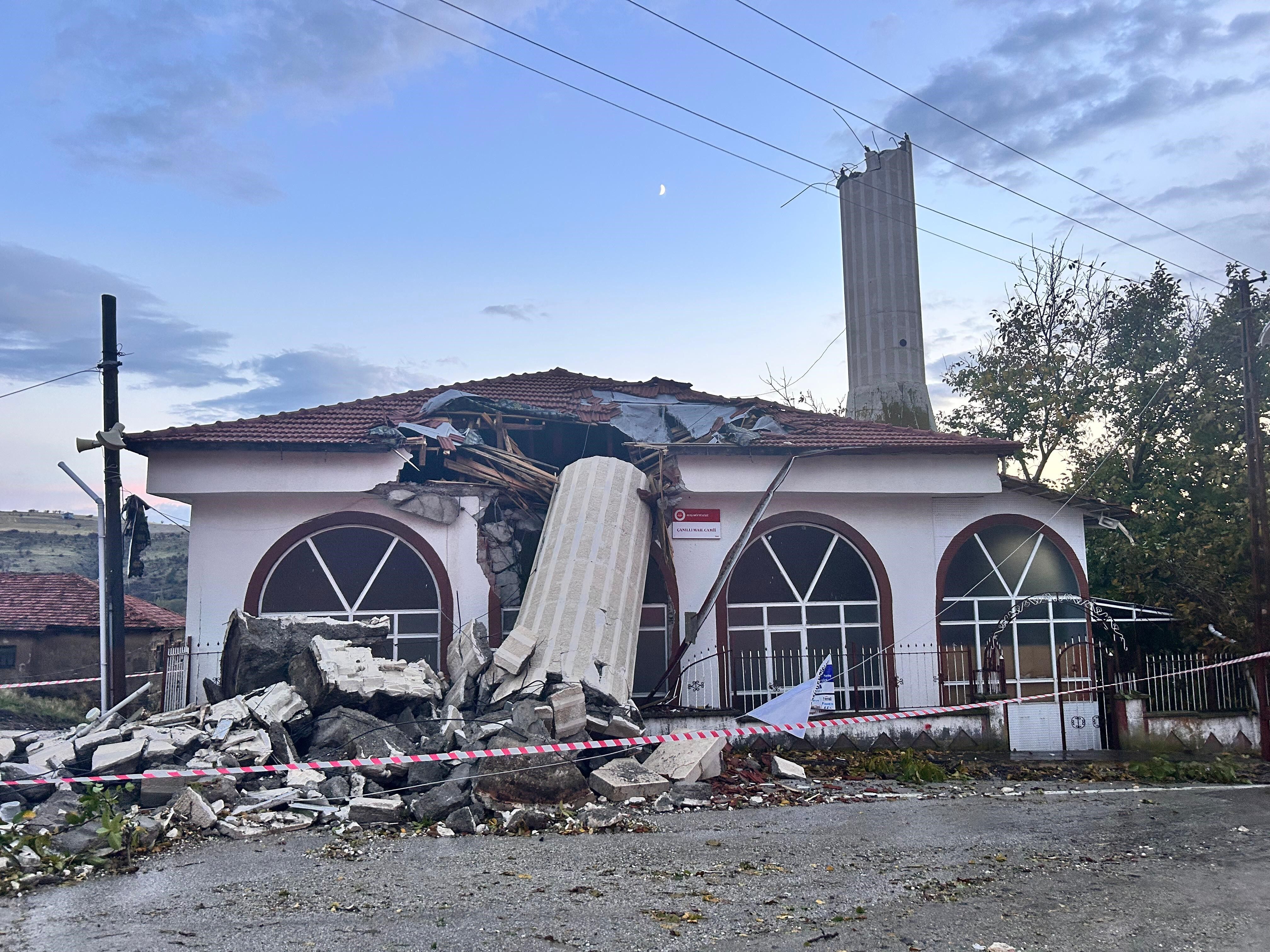Ankara’da fırtına faciası ucuz atlatıldı: Caminin minaresi yıkıldı, cemaat kurtuldu-1