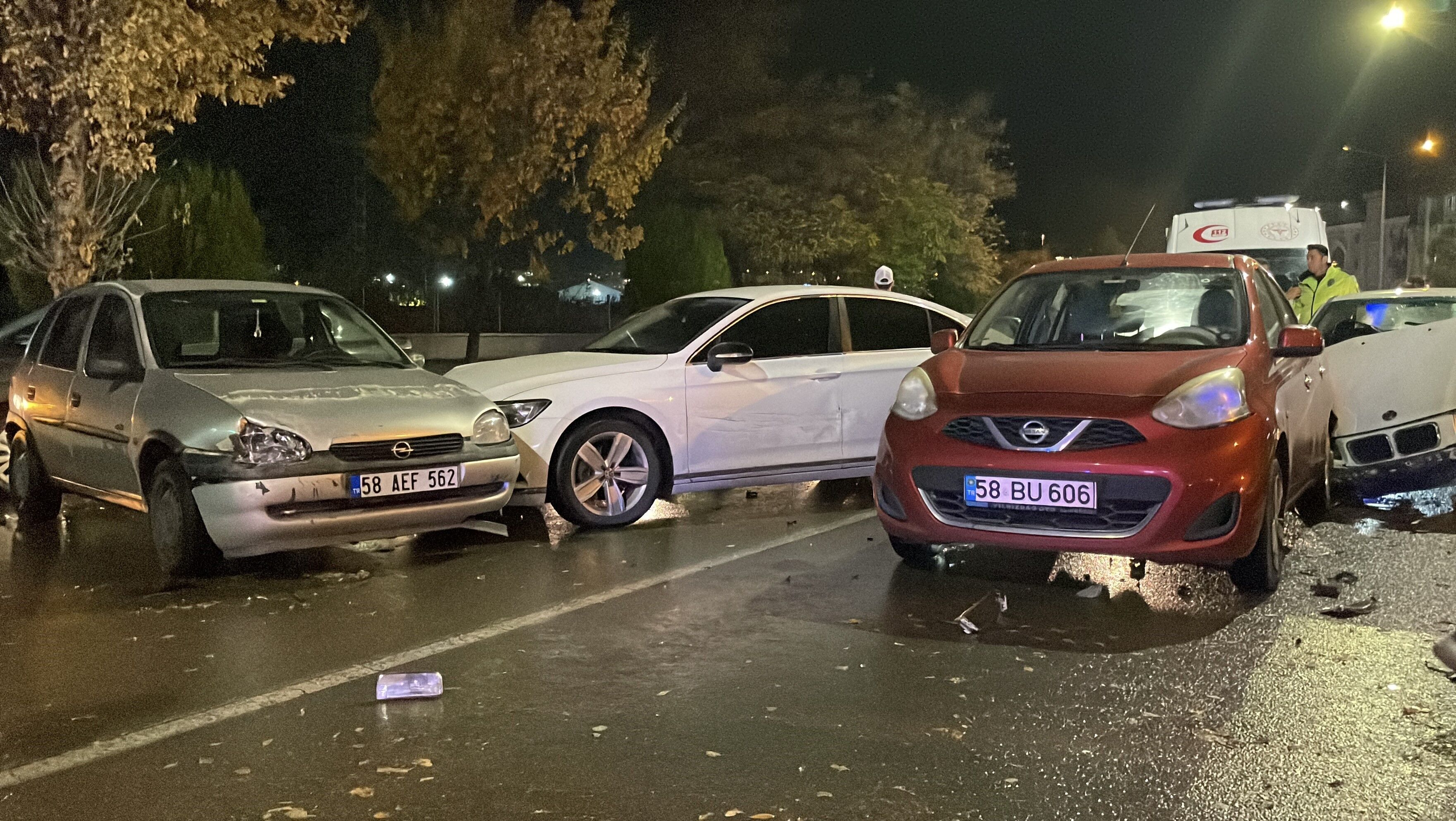 Sivas’ta zincirleme kaza: 5 araç birbirine girdi, 1 yaralı-1