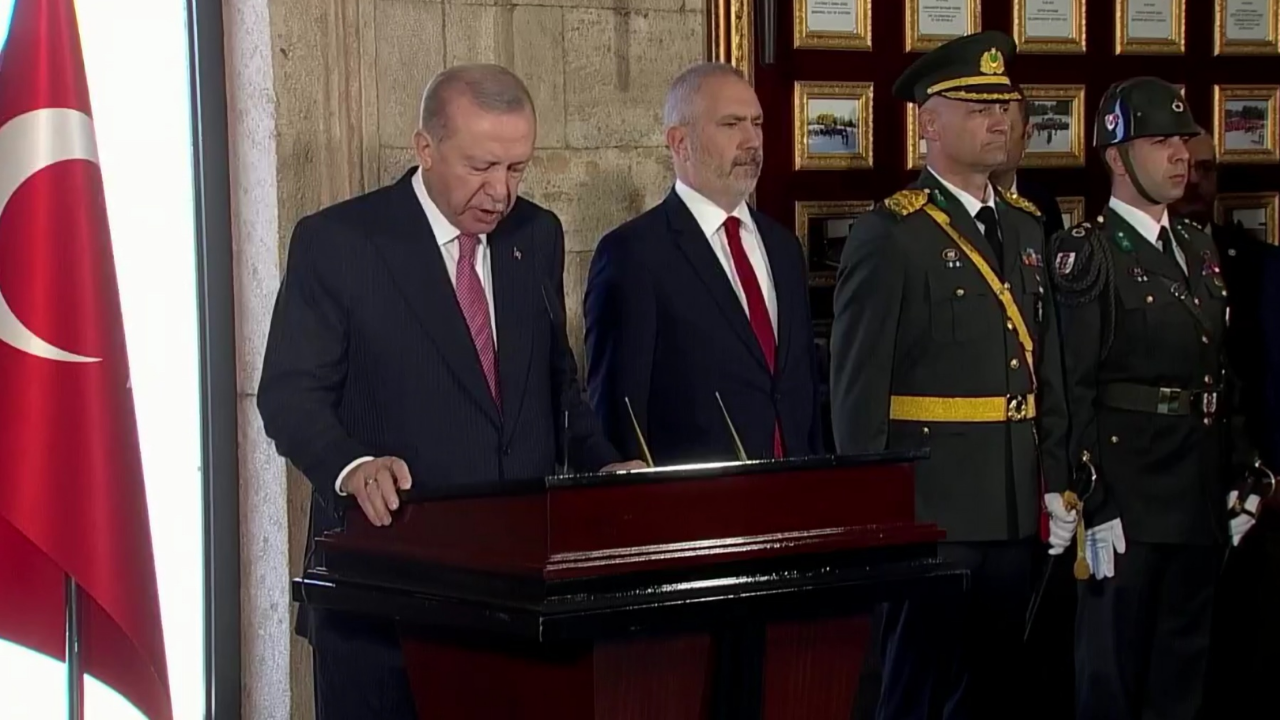 Anıtkabir’de Yine Aynı Skandal Anıtkabir’de Erdoğan Sloganları Atıldı!