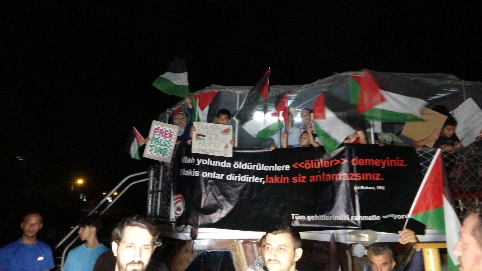 Antalya’da Yüzlerce Kişi Küresel Sumud Filosuna Destek İçin Toplandı (2)