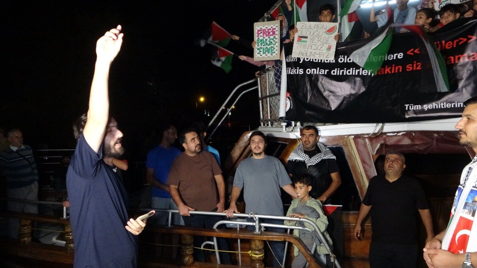 Antalya’da Yüzlerce Kişi Küresel Sumud Filosuna Destek İçin Toplandı (4)