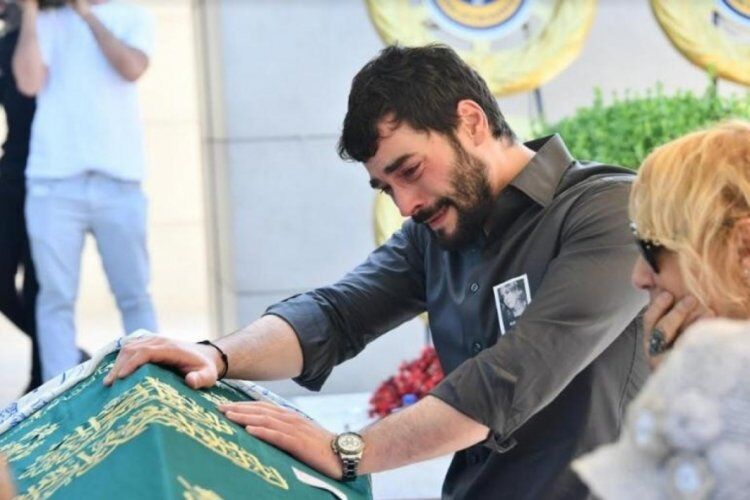 Bir Yıl Önce Annesini Kaybeden Akın Akınözü’nden Bir Acı Haber Daha!2