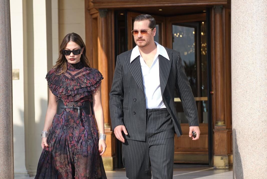 Demet Özdemir ve Çağatay Ulusoy, Efsane Pozlarıyla Cannes’ı Salladı 9