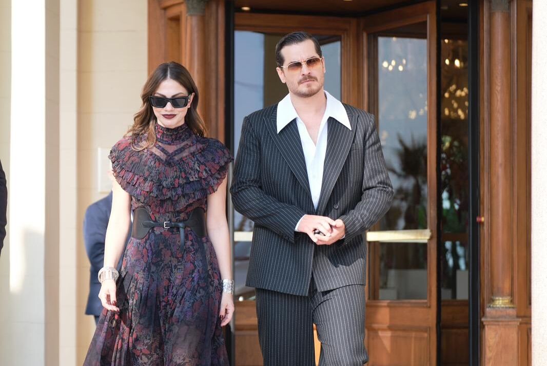 Demet Özdemir ve Çağatay Ulusoy, Efsane Pozlarıyla Cannes’ı Salladı 8