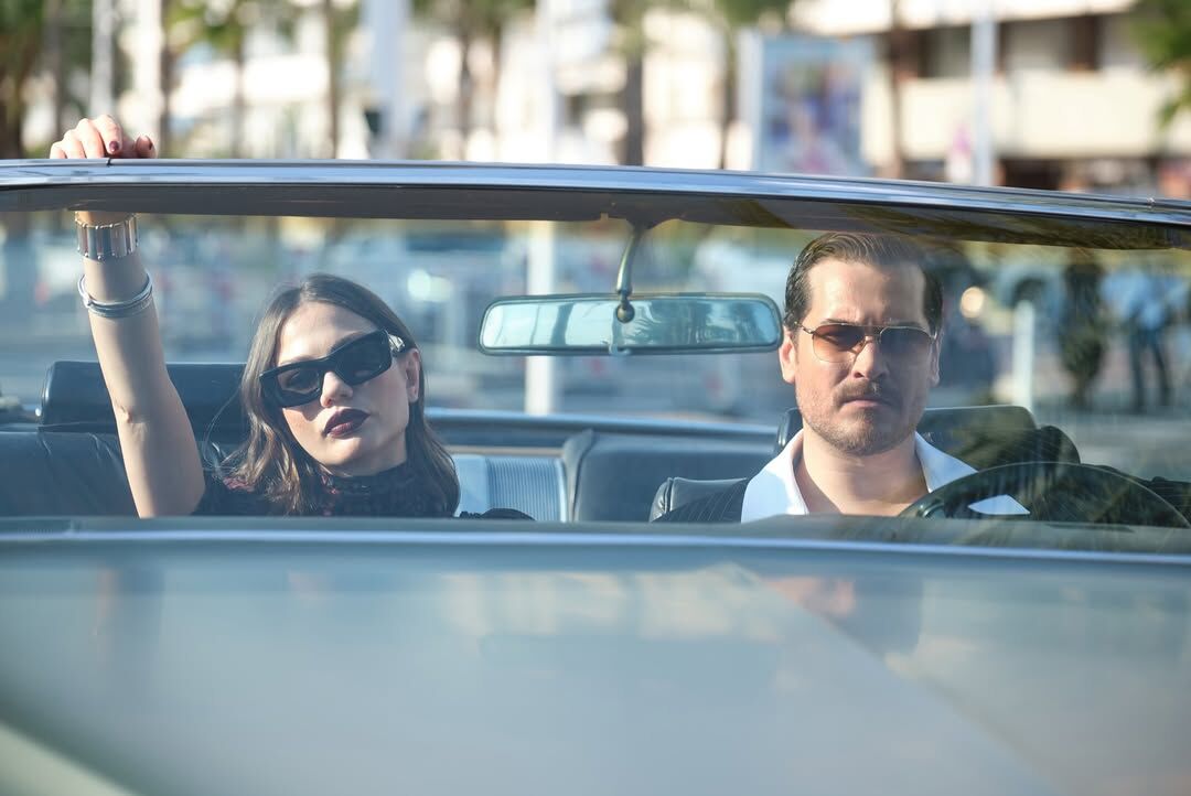 Demet Özdemir ve Çağatay Ulusoy, Efsane Pozlarıyla Cannes’ı Salladı 7