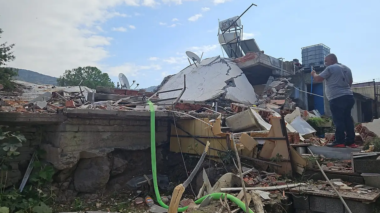 İzmir’de Korkutan Patlama Ev Yıkıldı, 1 Yaralı Var (1)