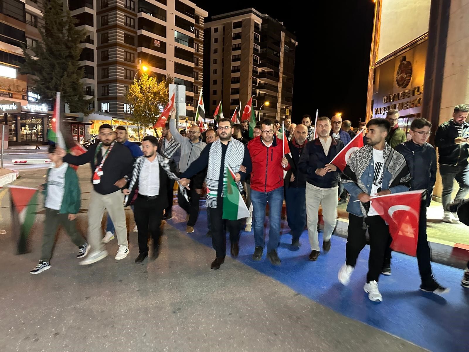 Uşak’ta Yüzlerce Kişi Gazze Ve Sumud Filosuna Destek Yürüyüşünde (3)