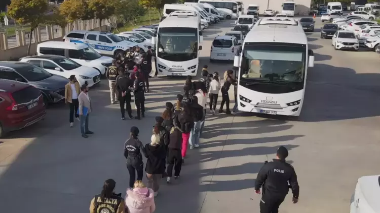 Antalya’da Erkek Müşterilere 10 Katı Hesap Ödeten Çeteye 16 Tutuklama! (1)