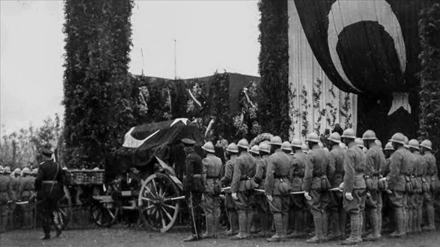 Arşivlerden Atatürk’ün Son Yolculuğu Ulusun Kederi Fotoğraflarda Can Buldu1
