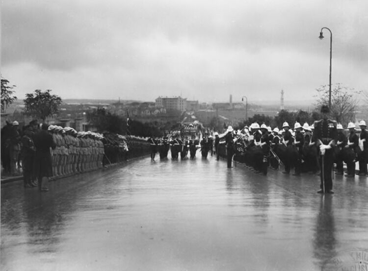 Arşivlerden Atatürk’ün Son Yolculuğu Ulusun Kederi Fotoğraflarda Can Buldu7