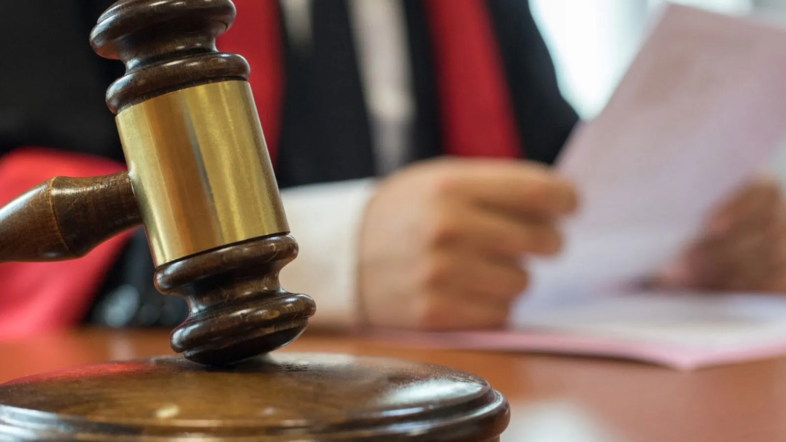 Balkondan Halı Silkeleyen Komşuya Hapis Cezası!1