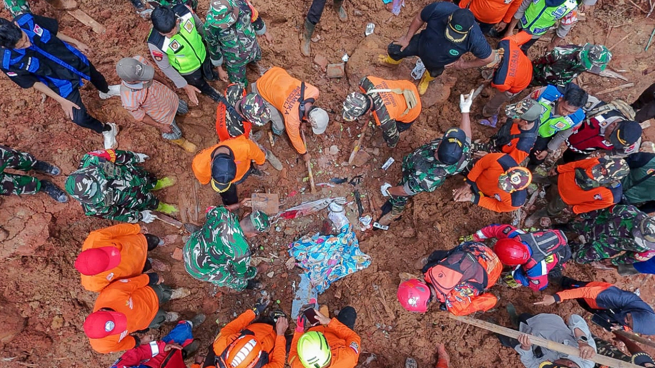 Endonezya’da Heyelan Felaketi 6 Ölü, 17 Kayıp (1)