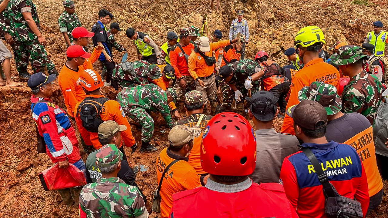 Endonezya’da Heyelan Felaketi 6 Ölü, 17 Kayıp (2)