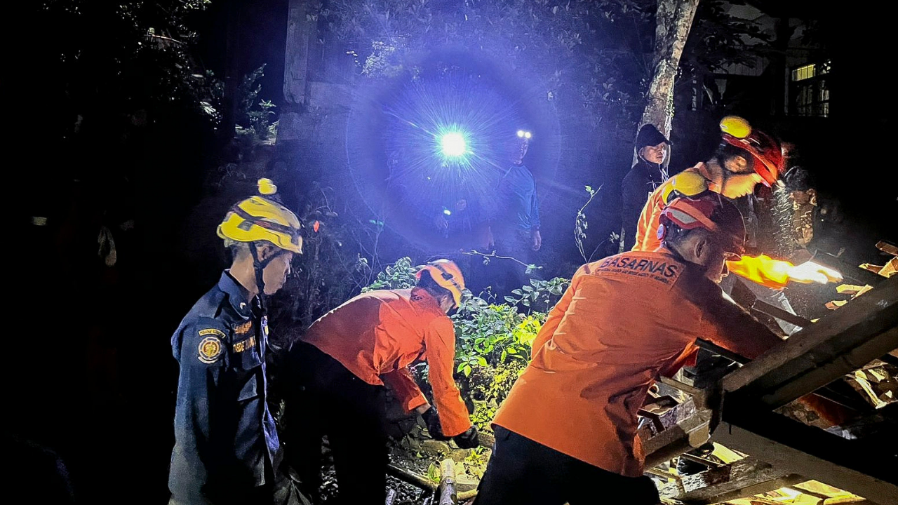 Endonezya’da Heyelan Felaketi 6 Ölü, 17 Kayıp (3)