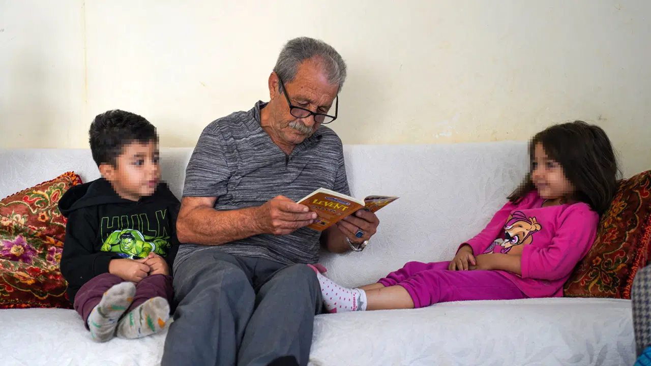 Hayatını Torunlarına Adayan Dede, Kirasını Ödeyemediği İçin Evden Çıkarılmak Üzere 11