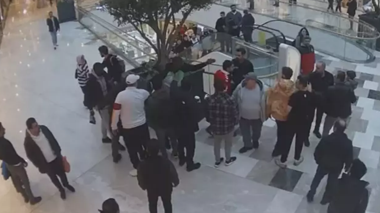 İstanbul’da Avm’de Panik Anları Senegalli Milli Futbolcuya Silah Çekildi (3)