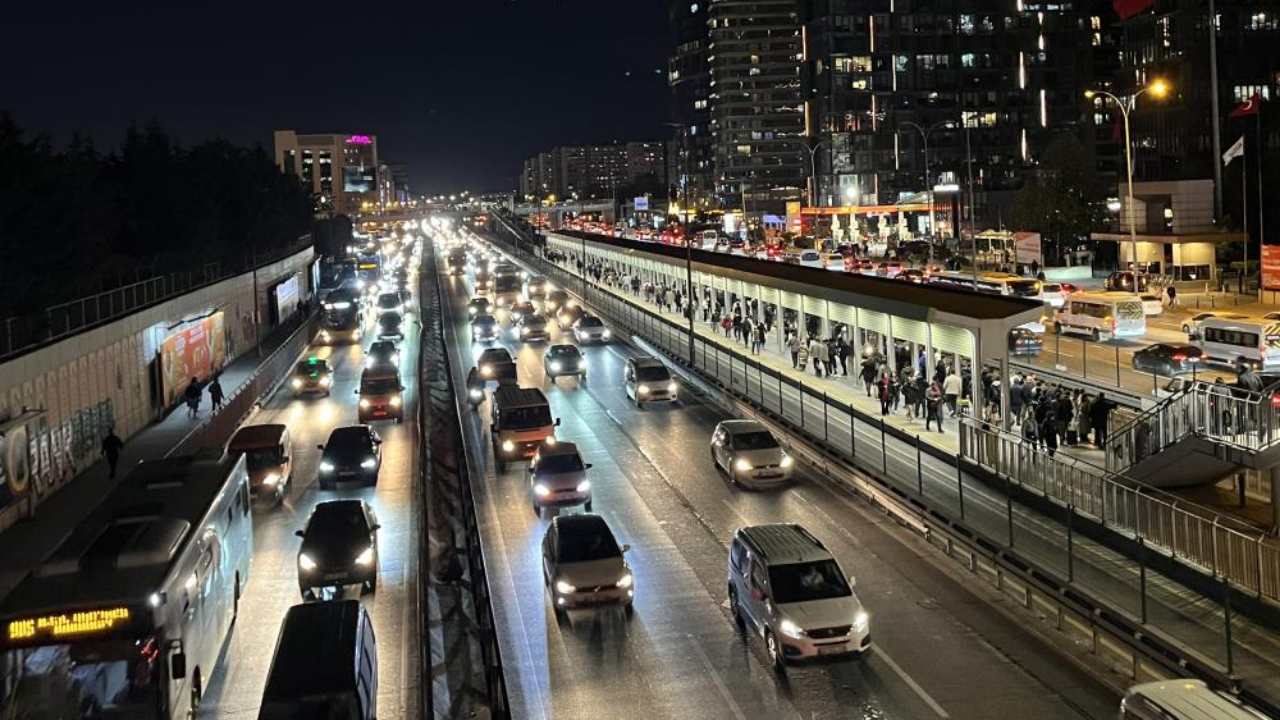 İstanbul’da Trafik Yoğunluğu Akşam Saatlerinde Yüzde 80'E Ulaştı (1)