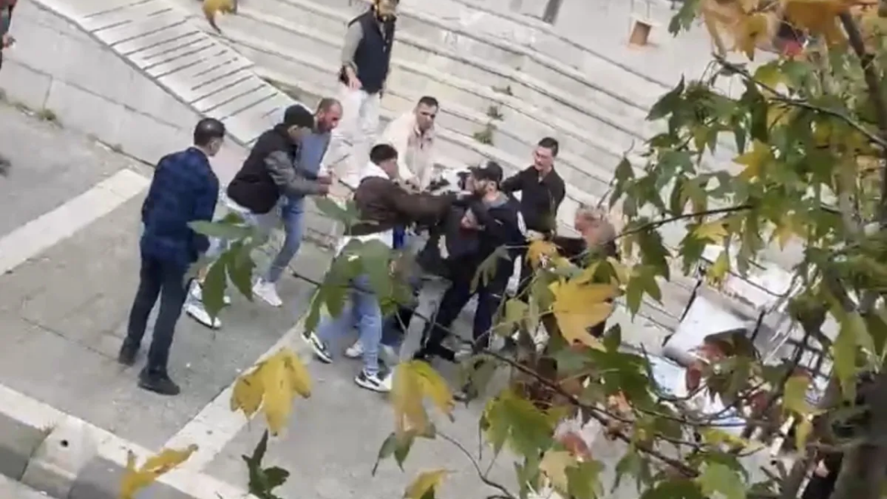 Kağıthane’de 16 Yaşındaki Ağabey, Kardeşini Rahatsız Eden 2 Kişiyi Bıçakladı! (1)