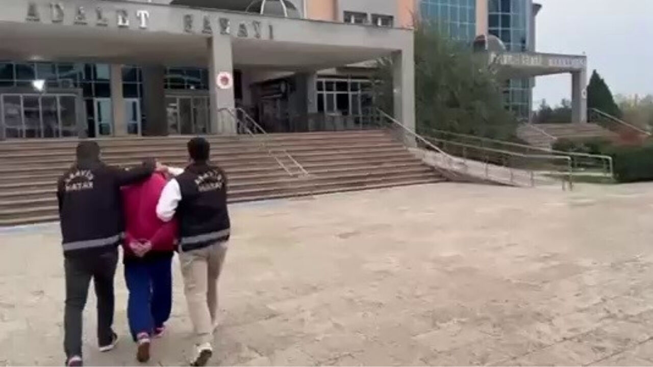 Kurye Kılığındaki Polis 77 Yıl Ceza Ile Aranan Firari Dolandırıcıyı Yakaladı