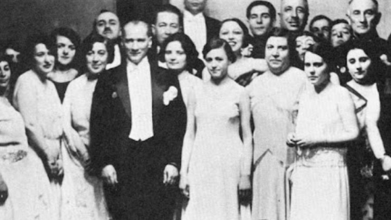 Atatürk Kadınlara Seçme Ve Seçilme Hakkı (1)