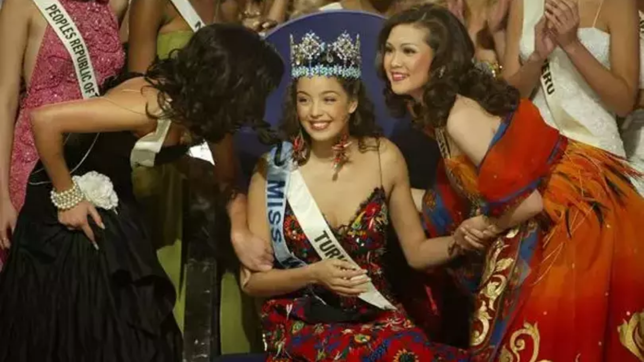 Azra Akın’ın “Dünya Güzeli” Seçilirken Giydiği 20 Liralık Elbise, (2)