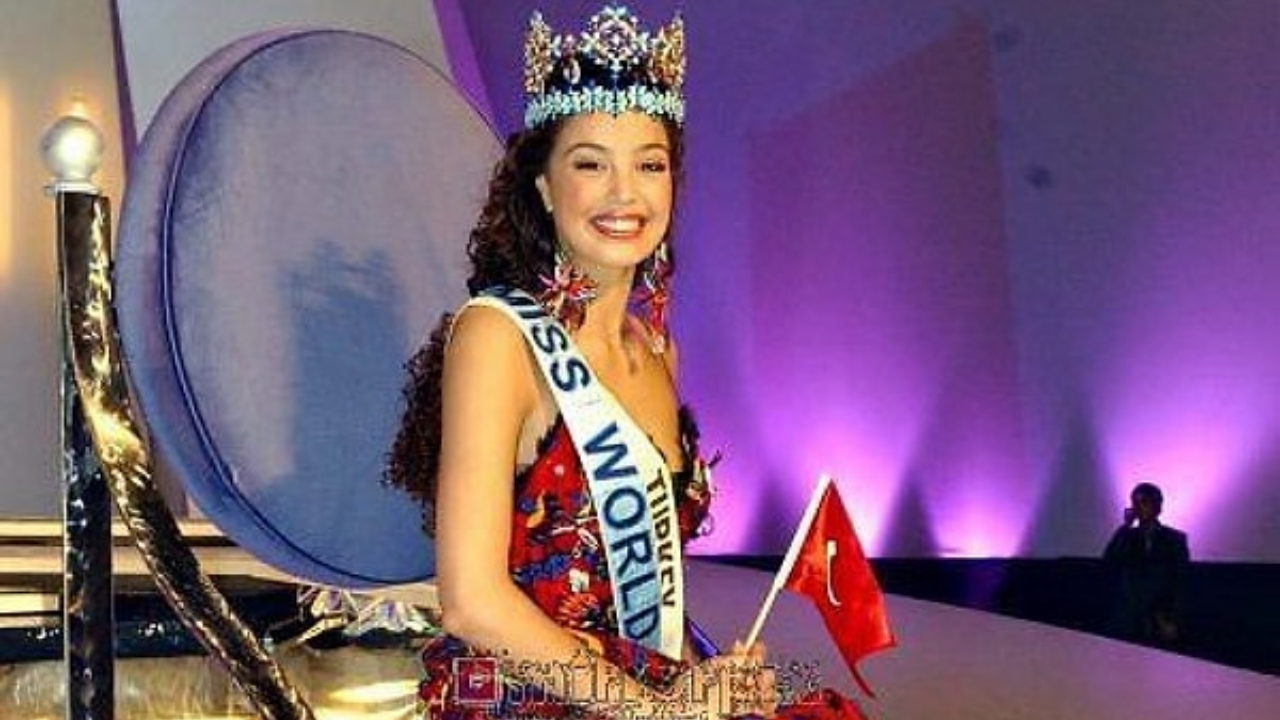 Azra Akın’ın “Dünya Güzeli” Seçilirken Giydiği 20 Liralık Elbise, (3)