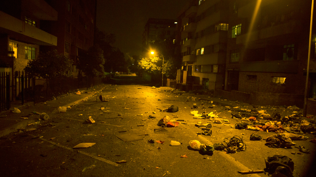 Güney Afrika’nın Yılbaşı Ritüeli Pencereden Aşağı Mobilya Atıyorlar (2)