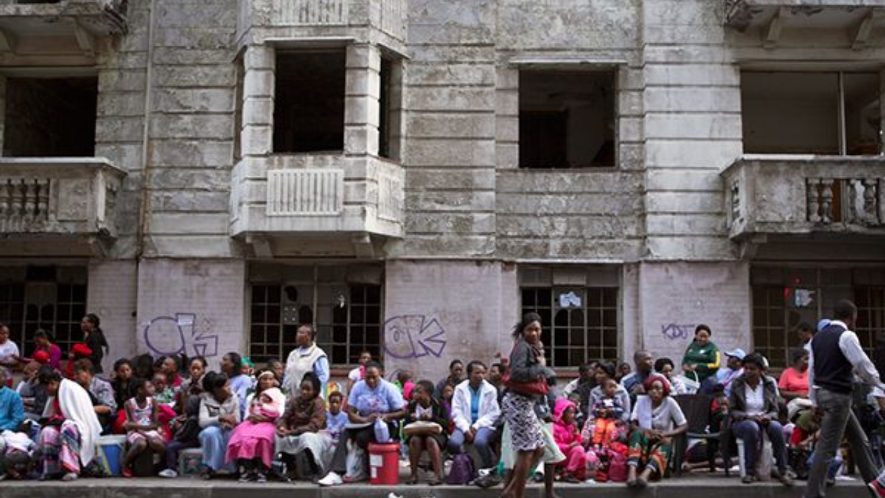 Güney Afrika’nın Yılbaşı Ritüeli Pencereden Aşağı Mobilya Atıyorlar