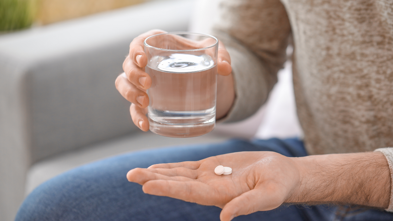 Hap Yutarken Dikkat! Bir Bardak Suyla Içmezseniz Yemek Borunuzu Tahriş Edebilir (1)