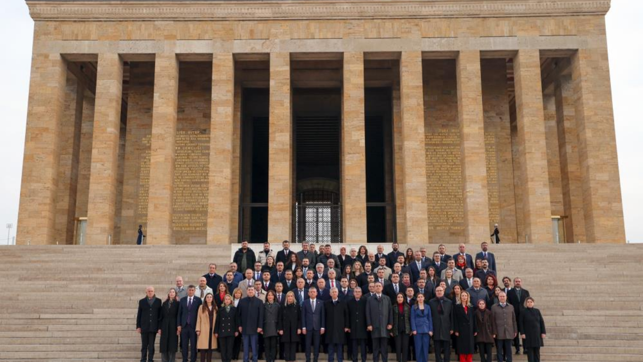 Özgür Özel, Yeni Pm Ve Ydk Üyeleriyle Anıtkabir'de (1)