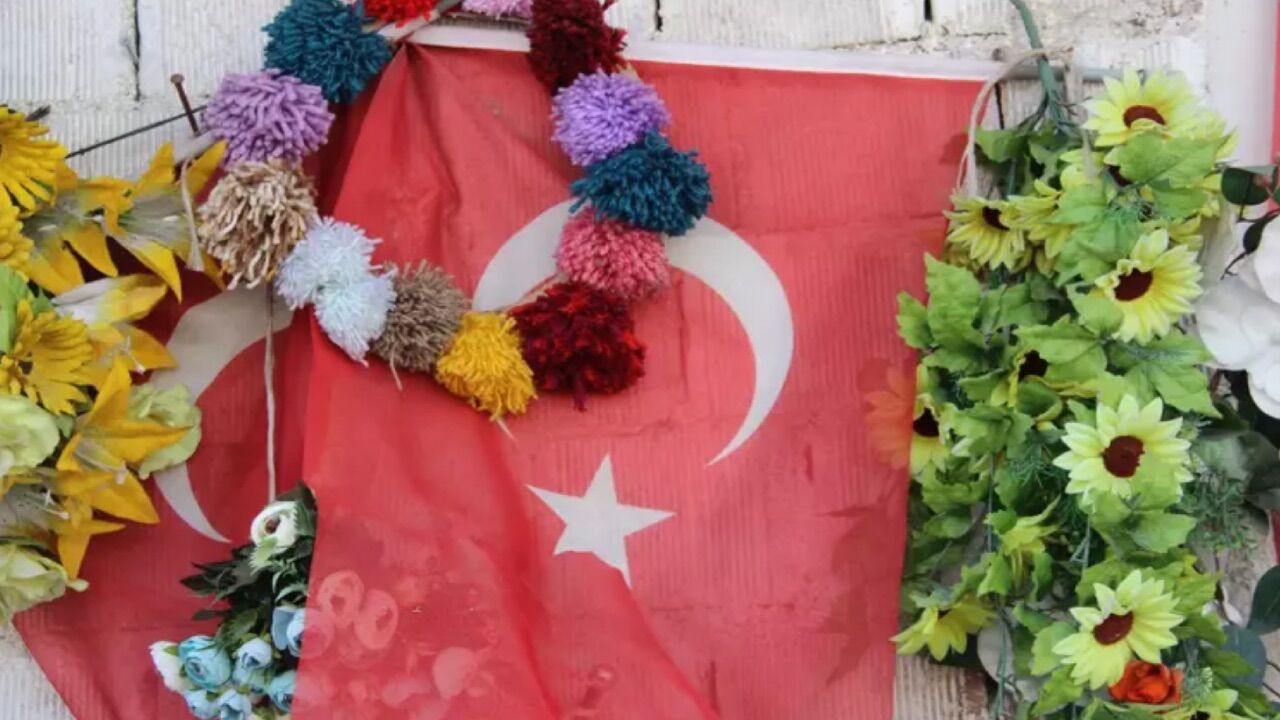 Bayrak Biriktiren Amca 3