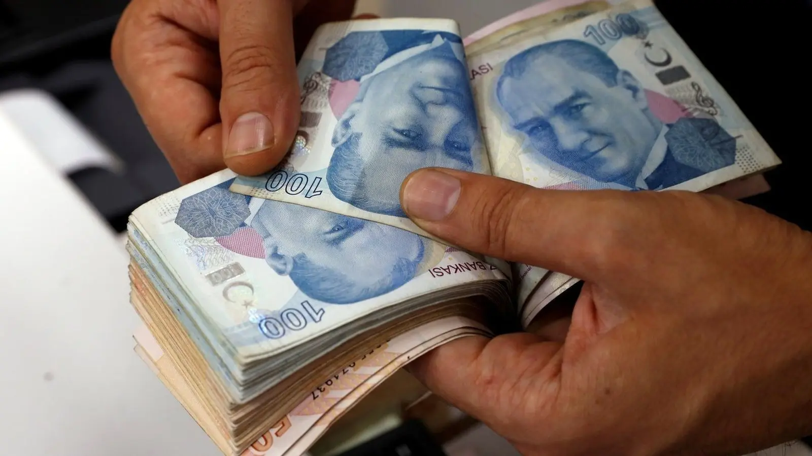 Dolar/TL rekor kırdı: Türk Lirası neden değer kaybediyor, bundan sonra ne olabilir? - BBC News Türkçe