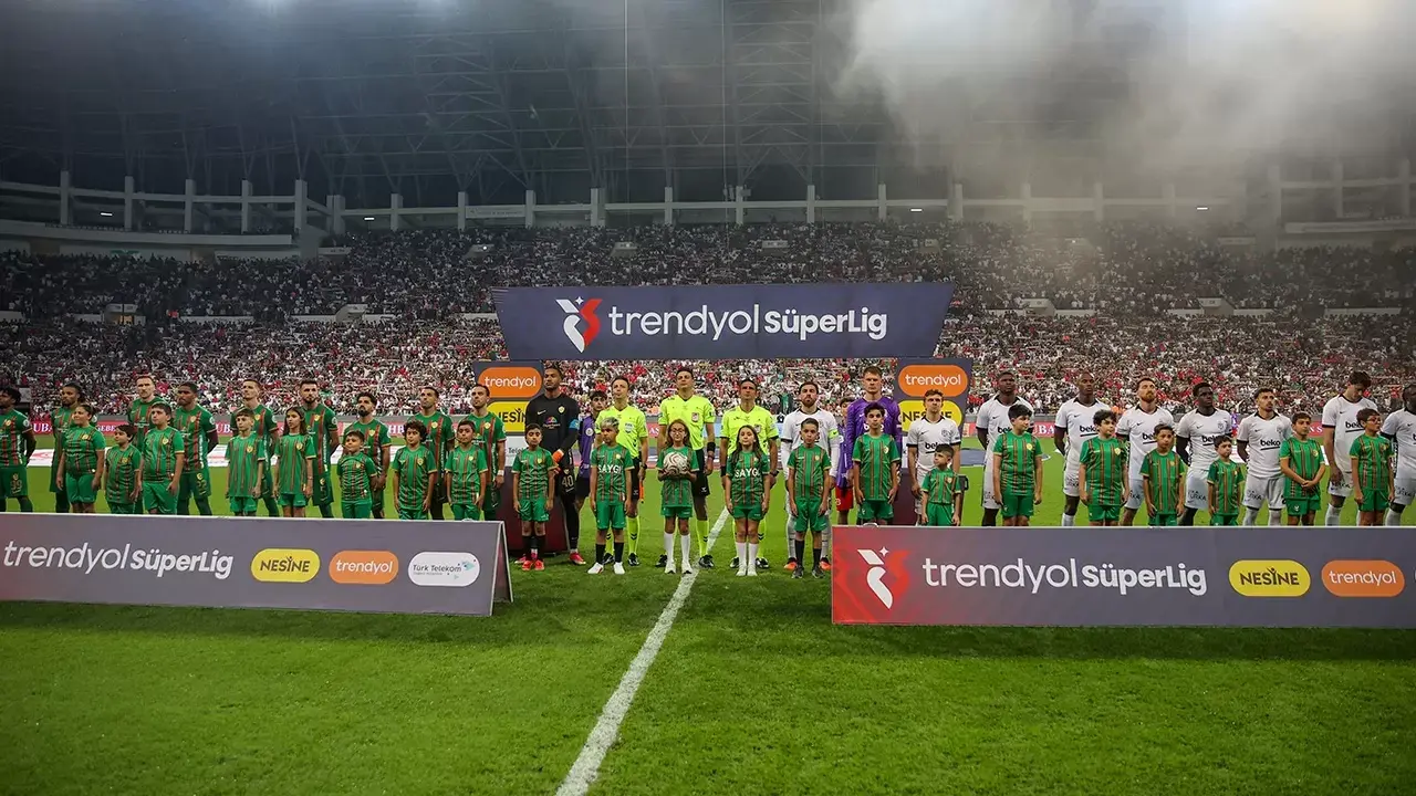 Amed SK-Beşiktaş maçında ilginç anlar! Saha sulama sistemi bir anda ...