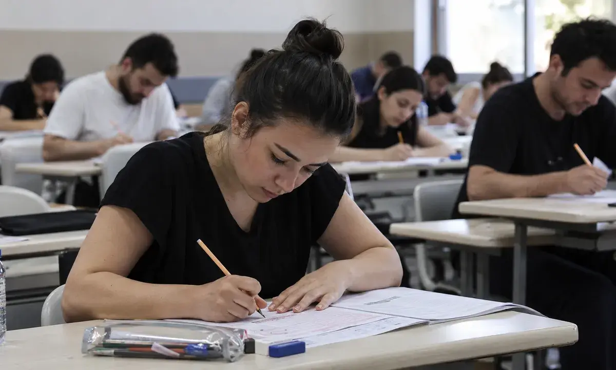 2026 KPSS Alan Bilgisi sınavında Hukuk, İktisat ve Maliye testlerinin uygulandığı ikinci oturum saat 17.15’te sona erdi. (Görseller: A Haber Foto Arşiv)