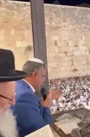 İsrail Ulusal Güvenlik Bakanı İtamar Ben-Gvir, Mescid-i Aksa'nın batısındaki Burak Duvarı'nda (Ağlama Duvarı) yüzlerce yerleşimciyle birlikte Talmudik ritüeller gerçekleştirdi.