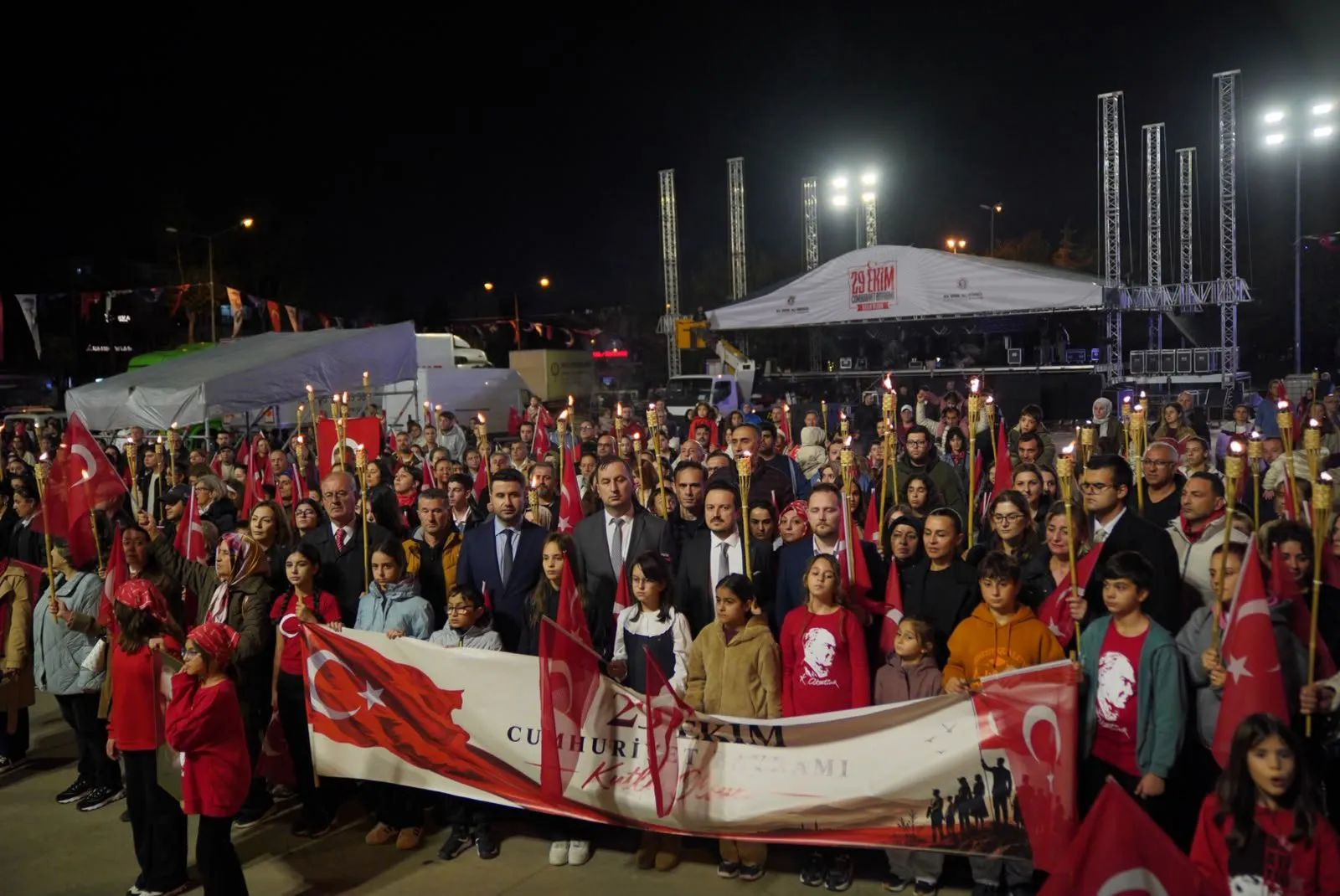 Tuzla'da Cumhuriyet'in 103'üncü yılı: Sokaklardan denize taşan dev kutlama
