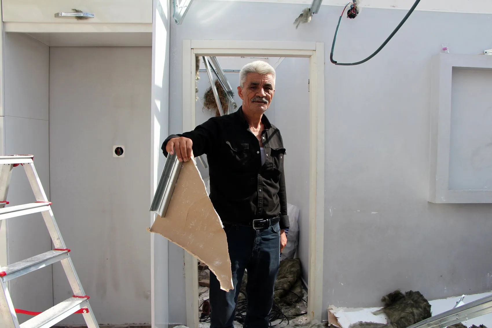 Adana'da dehşet anları: Çatı uçtu, ev sakinleri deprem sanıp paniğe kapıldı