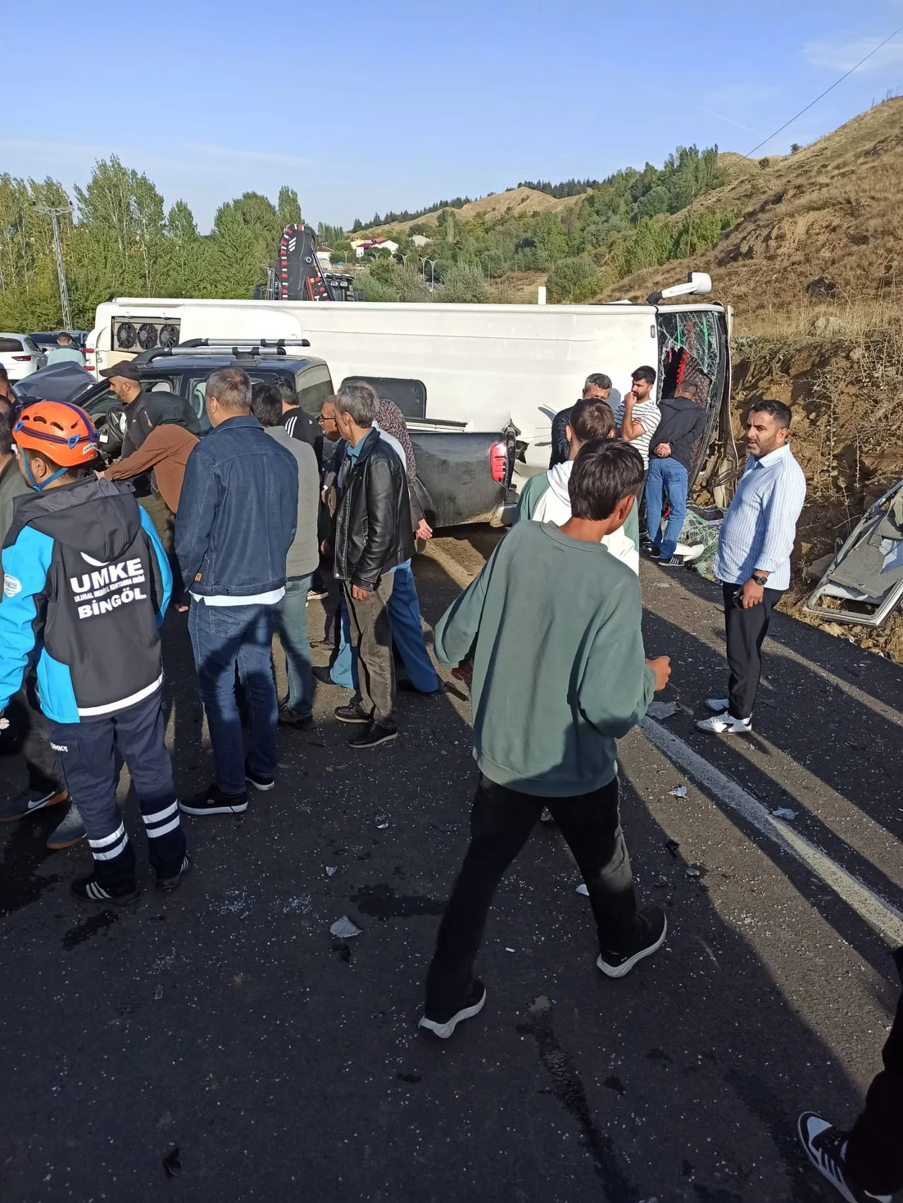 Bingöl kara yolunda dehşet anları: Yolcu midibüsü yan yattı