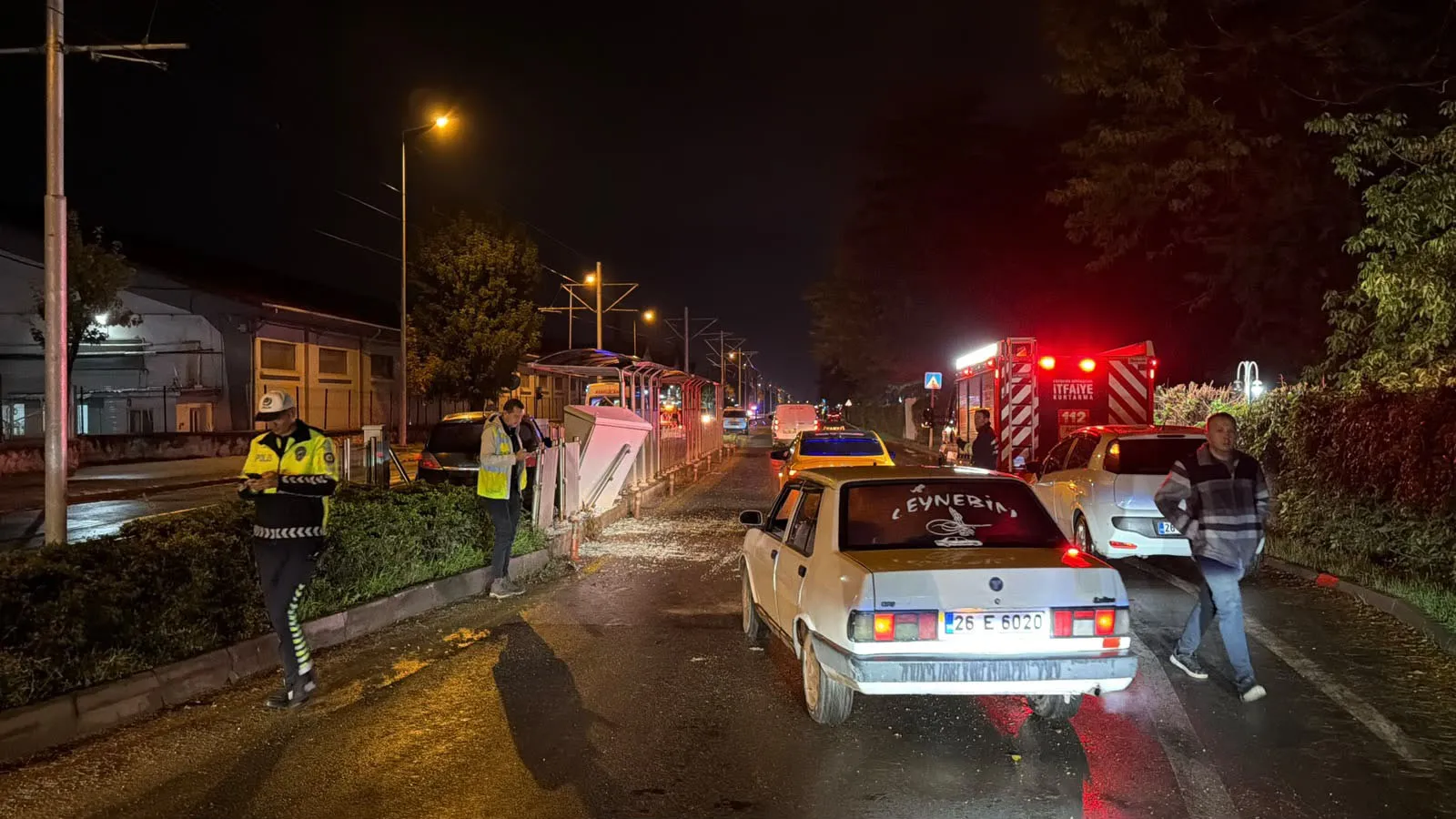 Eskişehir'de korkutan kaza: Kontrolden çıkan otomobil tramvay durağına girdi