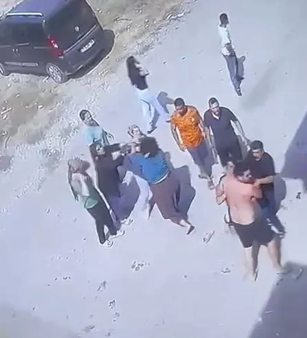 Sokak ortasında dehşet anları: Çocuk gürültüsü kavgası kanlı bitti