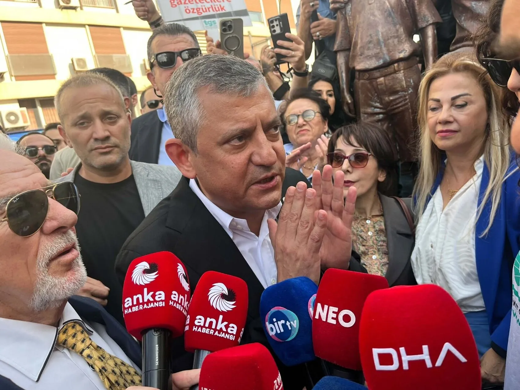 Özgür Özel'den İzmir'de sessiz destek: Mikrofonu basın emekçilerine bıraktı