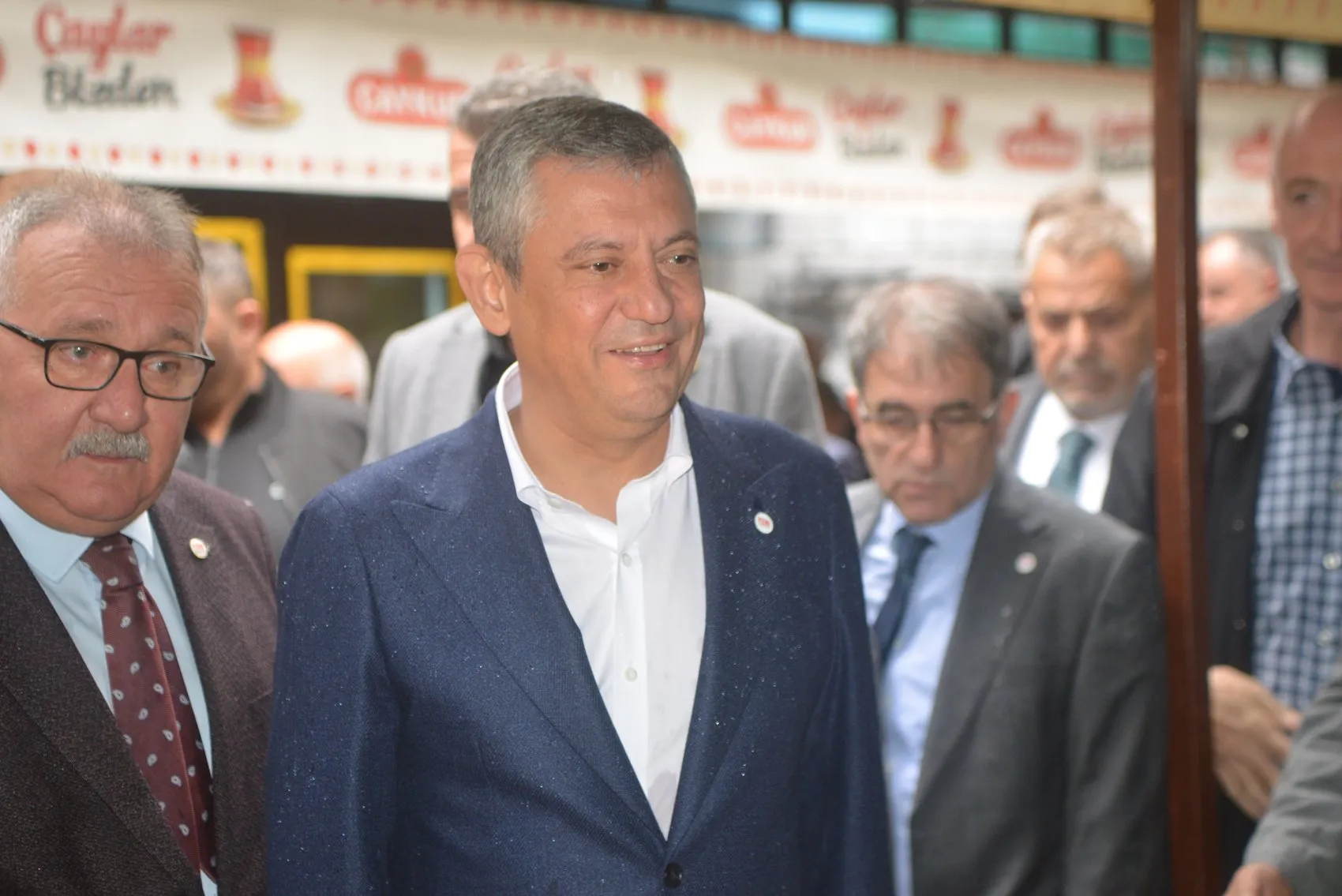 Sel felaketinin vurduğu Pazar'da Özgür Özel mesaisi: Esnafın derdini dinledi