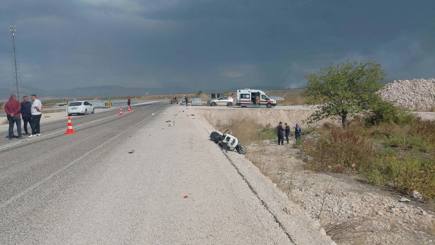 Manisa'da acı kaza: Domates yüklü kamyonun çarptığı bisiklet sürücüsü hayatını kaybetti