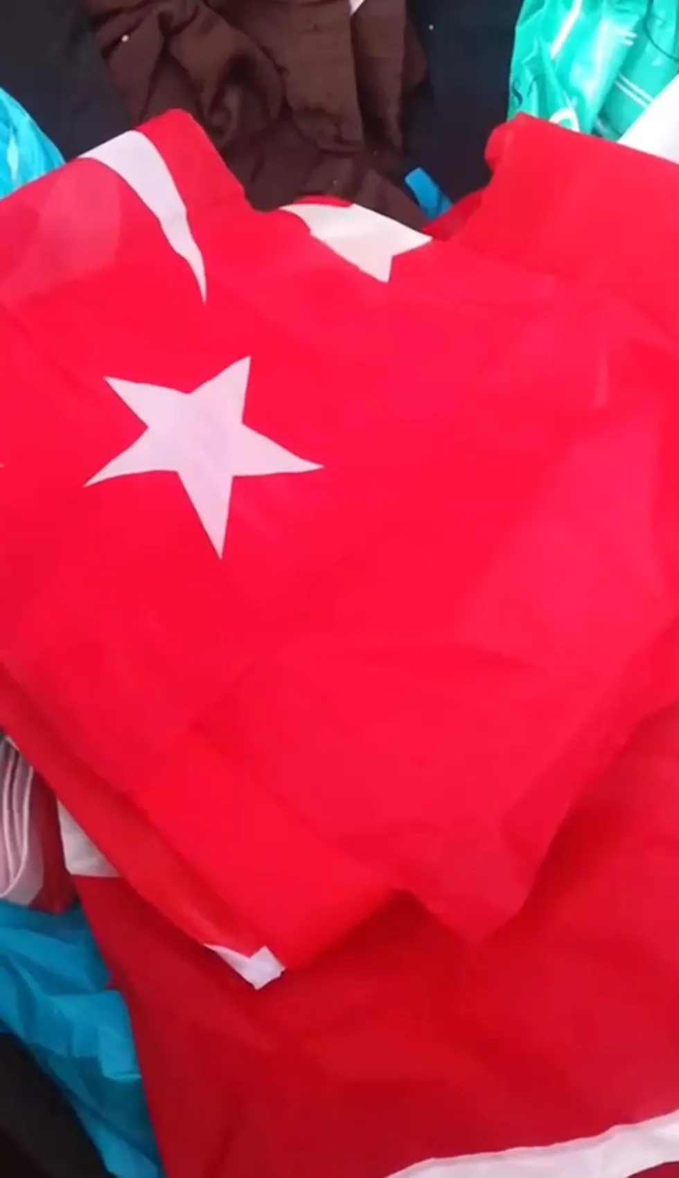 Kendi attığı bayrağı videoya çekip vatan hainliğiyle suçladı: Sosyal medya kurgusu polise takıldı