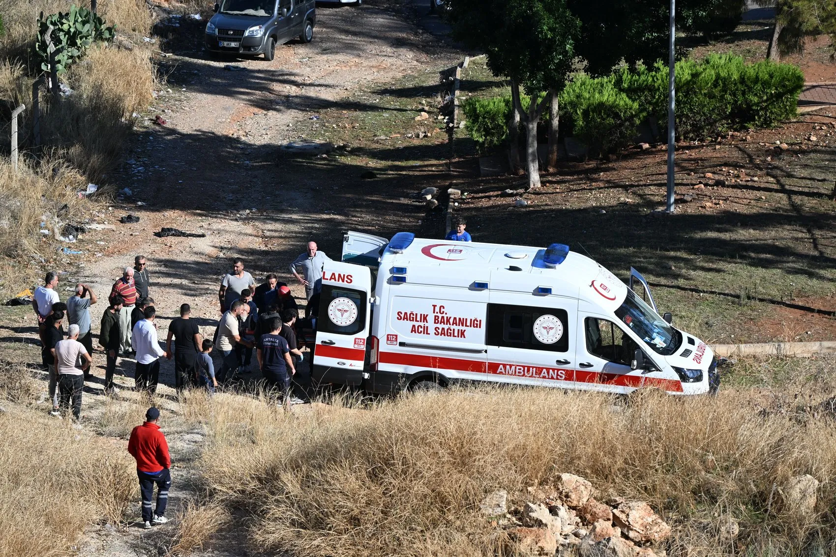 Antalya'da korkunç kaza: Seyir terasından uçan otomobil hurdaya döndü
