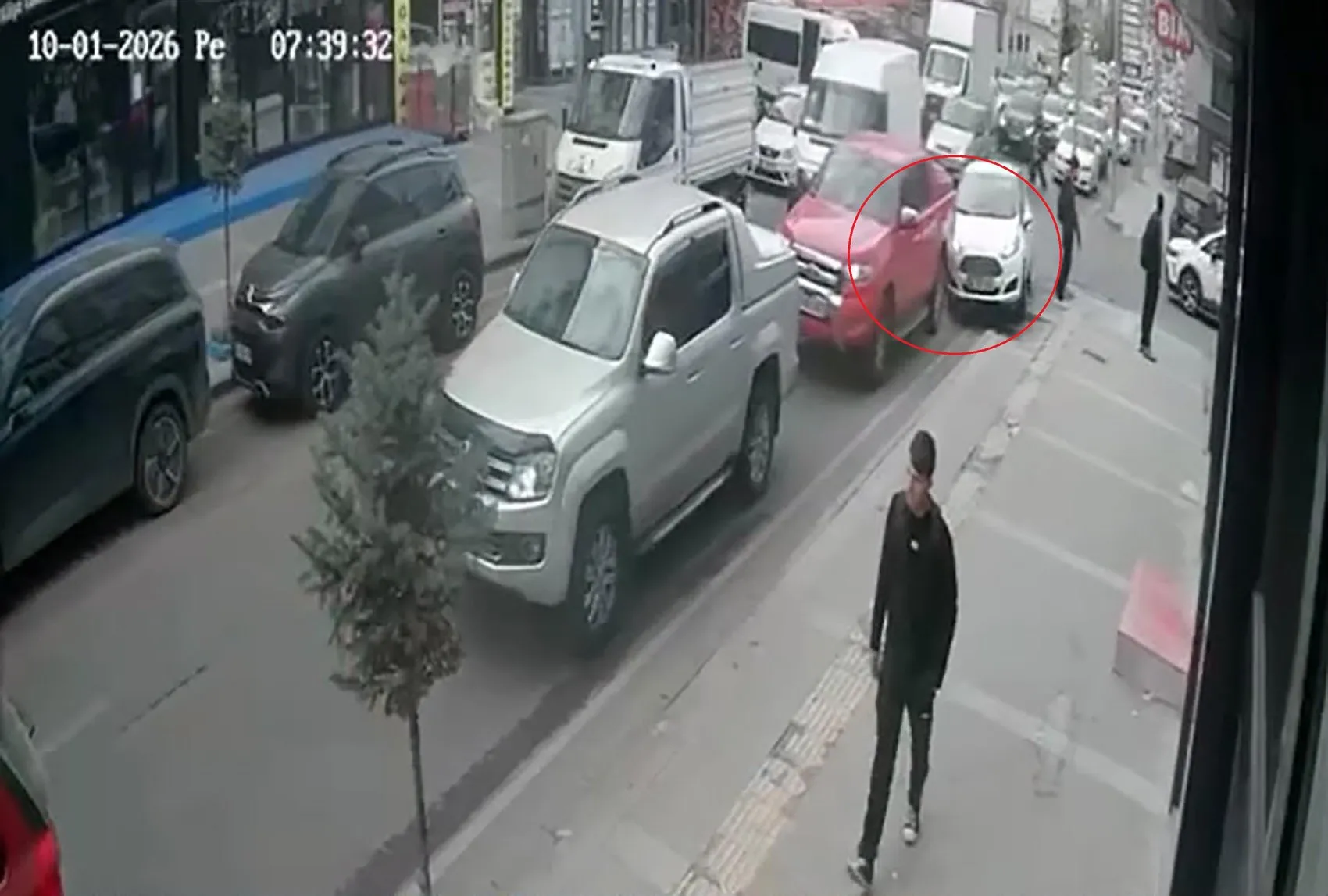 Kars'ta sabah trafiğinde korkutan kaza: Mobilya mağazasına daldı
